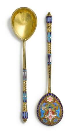 A set of twelve silver-gilt and cloisonné enamel spoons, Pavel Ovchinnikov, circa 1890 - Foto 3