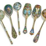 Six cloisonné enamel and silver serving spoons, various makers and dates including Ovchinnikov, Kuzmichev and Maria Semenova - Foto 1