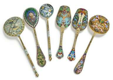 Six cloisonné enamel and silver serving spoons, various makers and dates including Ovchinnikov, Kuzmichev and Maria Semenova - Foto 1