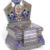 A rare silver and champlevé enamel salt throne, marked Khlebnikov with the Imperial Warrant, Moscow, 1879 - Foto 1
