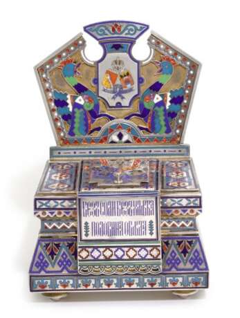 A rare silver and champlevé enamel salt throne, marked Khlebnikov with the Imperial Warrant, Moscow, 1879 - фото 2