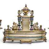 A silver-gilt and champlevé enamel desk set and a pair of two-light candelabra, Khlebnikov, Moscow, 1889 - Foto 2