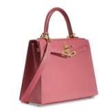 HERMÈS. A ROSE LIPSTICK TADELAKT LEATHER SELLIER KELLY 25 WITH GOLD HARDWARE - фото 2