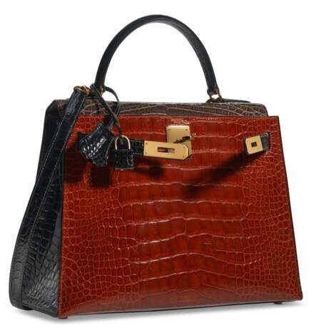 HERMÈS. A SHINY MIEL, GRIS ÉLÉPHANT & BLACK ALLIGATOR SELLIER KELLY 28 WITH GOLD HARDWARE - Foto 2