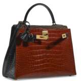 HERMÈS. A SHINY MIEL, GRIS ÉLÉPHANT & BLACK ALLIGATOR SELLIER KELLY 28 WITH GOLD HARDWARE - Foto 2