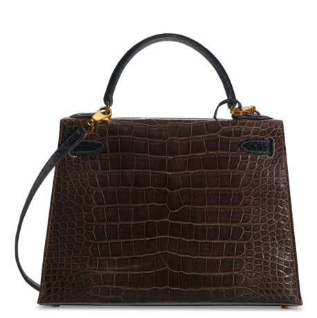 HERMÈS. A SHINY MIEL, GRIS ÉLÉPHANT & BLACK ALLIGATOR SELLIER KELLY 28 WITH GOLD HARDWARE - Foto 3