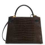 HERMÈS. A SHINY MIEL, GRIS ÉLÉPHANT & BLACK ALLIGATOR SELLIER KELLY 28 WITH GOLD HARDWARE - photo 3