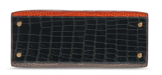 HERMÈS. A SHINY MIEL, GRIS ÉLÉPHANT & BLACK ALLIGATOR SELLIER KELLY 28 WITH GOLD HARDWARE - photo 5