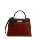 HERMÈS. A SHINY MIEL, GRIS ÉLÉPHANT & BLACK ALLIGATOR SELLIER KELLY 28 WITH GOLD HARDWARE - Foto 6