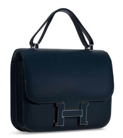 HERMÈS. A LIMITED EDITION BLEU OBSCUR SOMBRERO LEATHER CONSTANCE CARTABLE 29 WITH ENAMEL HARDWARE - Foto 2