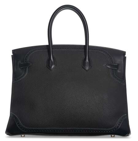 HERMÈS. A LIMITED EDITION BLACK TOGO & EVERGRAIN LEATHER GHILLIES BIRKIN 35 WITH PALLADIUM HARDWARE - photo 3