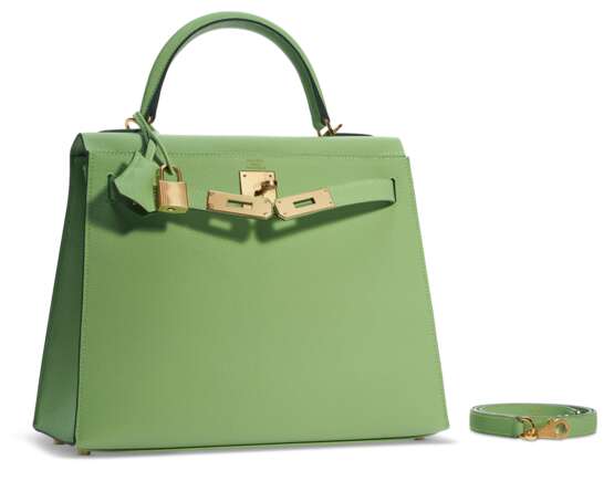 HERMÈS. A VERT CRIQUET EPSOM LEATHER SELLIER KELLY 28 WITH GOLD HARDWARE - фото 2