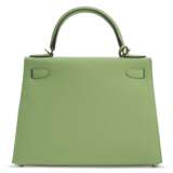 HERMÈS. A VERT CRIQUET EPSOM LEATHER SELLIER KELLY 28 WITH GOLD HARDWARE - Foto 3