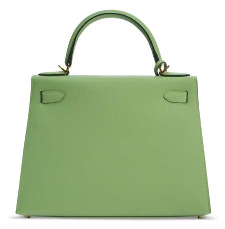 HERMÈS. A VERT CRIQUET EPSOM LEATHER SELLIER KELLY 28 WITH GOLD HARDWARE - Foto 3