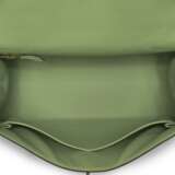 HERMÈS. A VERT CRIQUET EPSOM LEATHER SELLIER KELLY 28 WITH GOLD HARDWARE - Foto 4