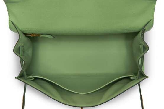 HERMÈS. A VERT CRIQUET EPSOM LEATHER SELLIER KELLY 28 WITH GOLD HARDWARE - photo 4