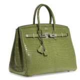 HERMÈS. A MATTE PELOUSE ALLIGATOR BIRKIN 35 WITH PALLADIUM HARDWARE - Foto 2