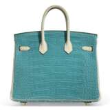 HERMÈS. CUSTOM MATTE GRIS PERLE & BLEU PAON ALLIGATOR BIRKIN 25 WITH BRUSHED GOLD HARDWARE - фото 3