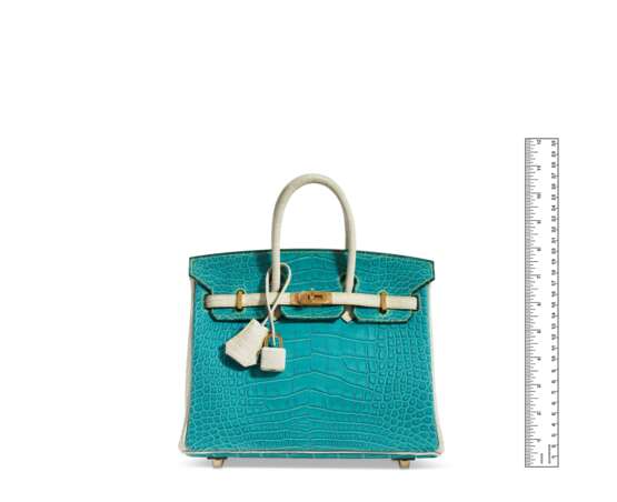 HERMÈS. CUSTOM MATTE GRIS PERLE & BLEU PAON ALLIGATOR BIRKIN 25 WITH BRUSHED GOLD HARDWARE - Foto 6