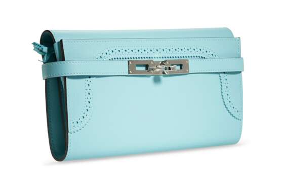 HERMÈS. A BLEU ATOLL EVERCOLOR LEATHER GHILLIES KELLY CLASSIC WALLET WITH PALLADIUM HARDWARE - photo 2
