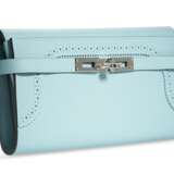 HERMÈS. A BLEU ATOLL EVERCOLOR LEATHER GHILLIES KELLY CLASSIC WALLET WITH PALLADIUM HARDWARE - фото 2