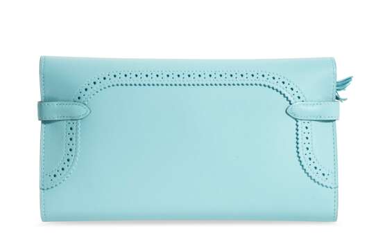 HERMÈS. A BLEU ATOLL EVERCOLOR LEATHER GHILLIES KELLY CLASSIC WALLET WITH PALLADIUM HARDWARE - Foto 3
