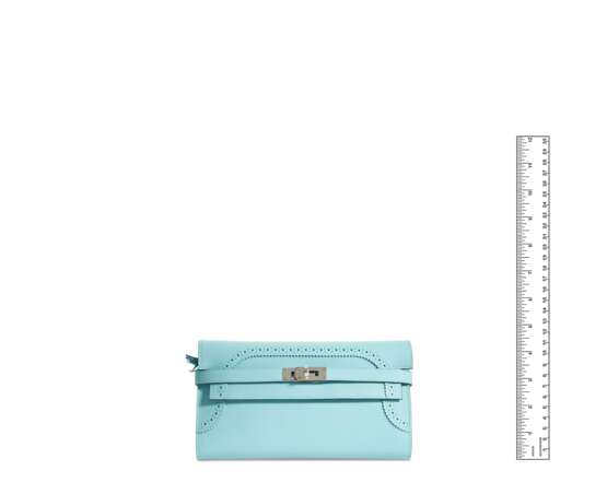 HERMÈS. A BLEU ATOLL EVERCOLOR LEATHER GHILLIES KELLY CLASSIC WALLET WITH PALLADIUM HARDWARE - Foto 6