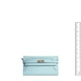 HERMÈS. A BLEU ATOLL EVERCOLOR LEATHER GHILLIES KELLY CLASSIC WALLET WITH PALLADIUM HARDWARE - Foto 6