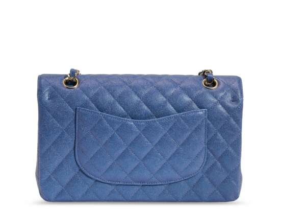CHANEL. A BLUE IRIDESCENT LAMBSKIN LEATHER SMALL CLASSIC FLAP BAG & A SET OF TWO CARD HOLDERS - Foto 3