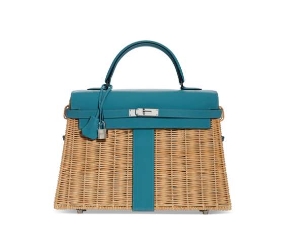 HERMÈS. A LIMITED EDITION TURQUOISE SWIFT LEATHER & OSIER PICNIC KELLY 35 WITH PALLADIUM HARDWARE - Foto 1