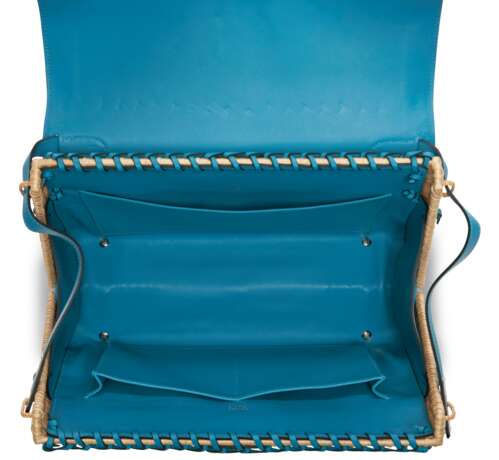 HERMÈS. A LIMITED EDITION TURQUOISE SWIFT LEATHER & OSIER PICNIC KELLY 35 WITH PALLADIUM HARDWARE - Foto 4