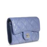 CHANEL. A BLUE IRIDESCENT LAMBSKIN LEATHER SMALL CLASSIC FLAP BAG & A SET OF TWO CARD HOLDERS - Foto 7