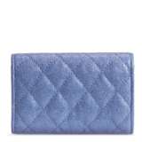CHANEL. A BLUE IRIDESCENT LAMBSKIN LEATHER SMALL CLASSIC FLAP BAG & A SET OF TWO CARD HOLDERS - Foto 8