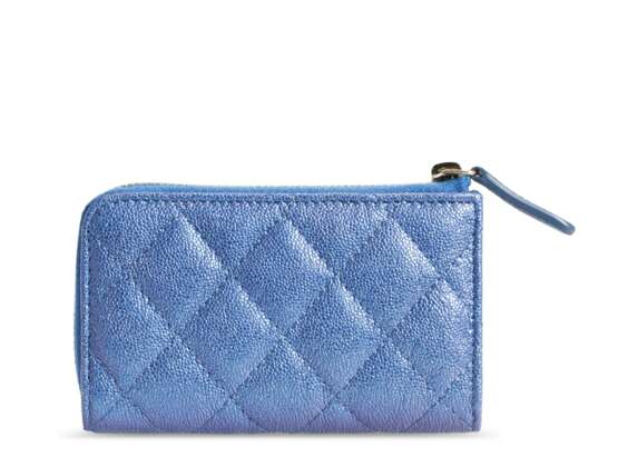 CHANEL. A BLUE IRIDESCENT LAMBSKIN LEATHER SMALL CLASSIC FLAP BAG & A SET OF TWO CARD HOLDERS - Foto 12