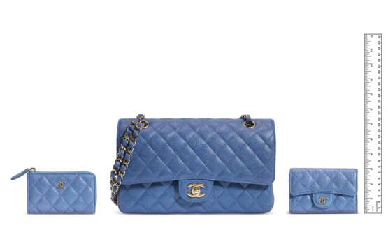 CHANEL. A BLUE IRIDESCENT LAMBSKIN LEATHER SMALL CLASSIC FLAP BAG & A SET OF TWO CARD HOLDERS - Foto 17