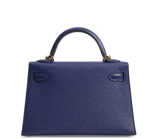 HERMÈS. A BLEU ENCRE CHÈVRE LEATHER MINI KELLY 20 II WITH GOLD HARDWARE - Foto 3