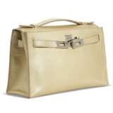 HERMÈS. A RARE, METALLIC GOLD CHÈVRE LEATHER KELLY POCHETTE WITH PALLADIUM HARDWARE - photo 2