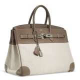 HERMÈS. AN ÉTOUPE SWIFT LEATHER & TOILE BIRKIN 35 WITH PALLADIUM HARDWARE - Foto 2