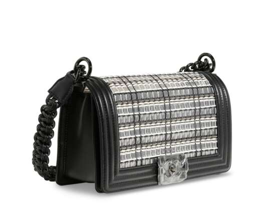 CHANEL. A LIMITED EDITION WOVEN PVC & BLACK LAMBSKIN LEATHER SMALL BOY BAG WITH BLACK HARDWARE - Foto 2