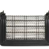 CHANEL. A LIMITED EDITION WOVEN PVC & BLACK LAMBSKIN LEATHER SMALL BOY BAG WITH BLACK HARDWARE - Foto 3