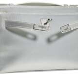 HERMÈS. A RARE, METALLIC SILVER CHÈVRE LEATHER KELLY POCHETTE WITH PALLADIUM HARDWARE - photo 2