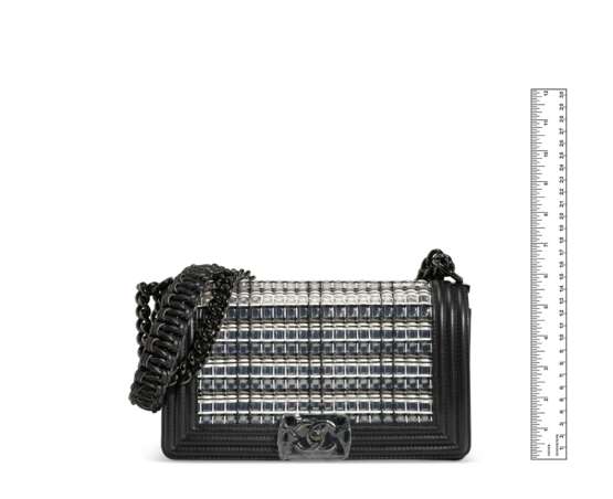 CHANEL. A LIMITED EDITION WOVEN PVC & BLACK LAMBSKIN LEATHER SMALL BOY BAG WITH BLACK HARDWARE - Foto 6