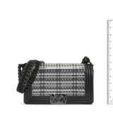 CHANEL. A LIMITED EDITION WOVEN PVC & BLACK LAMBSKIN LEATHER SMALL BOY BAG WITH BLACK HARDWARE - Foto 6