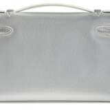 HERMÈS. A RARE, METALLIC SILVER CHÈVRE LEATHER KELLY POCHETTE WITH PALLADIUM HARDWARE - Foto 3