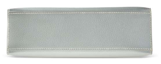 HERMÈS. A RARE, METALLIC SILVER CHÈVRE LEATHER KELLY POCHETTE WITH PALLADIUM HARDWARE - photo 5