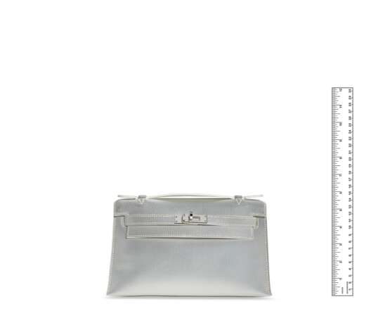 HERMÈS. A RARE, METALLIC SILVER CHÈVRE LEATHER KELLY POCHETTE WITH PALLADIUM HARDWARE - photo 6