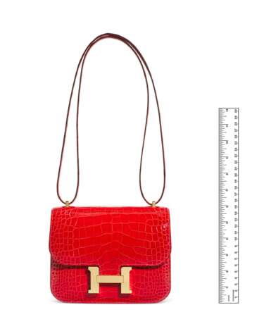 HERMÈS. A SHINY ROUGE DE COEUER ALLIGATOR MINI CONSTANCE 18 WITH GOLD HARDWARE - фото 6