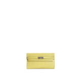HERMÈS. A MATTE LIME ALLIGATOR KELLY CLASSIC WALLET WITH PALLADIUM HARDWARE - фото 1