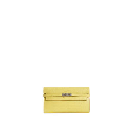HERMÈS. A MATTE LIME ALLIGATOR KELLY CLASSIC WALLET WITH PALLADIUM HARDWARE - фото 1