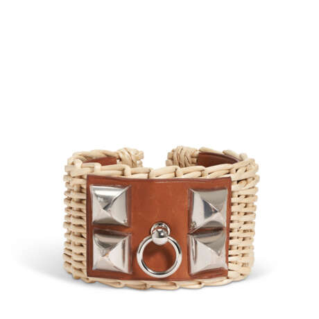 HERMÈS. A NATUREL BARÉNIA LEATHER & OSIER PICNIC COLLIER DE CHIEN CUFF WITH PALLADIUM HARDWARE - Foto 1